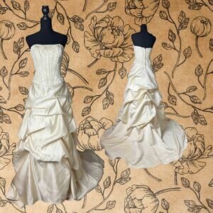 👑 David’s Bridal Strapless Ball Gown – Beaded Corset Bodice – Cream – Size 2